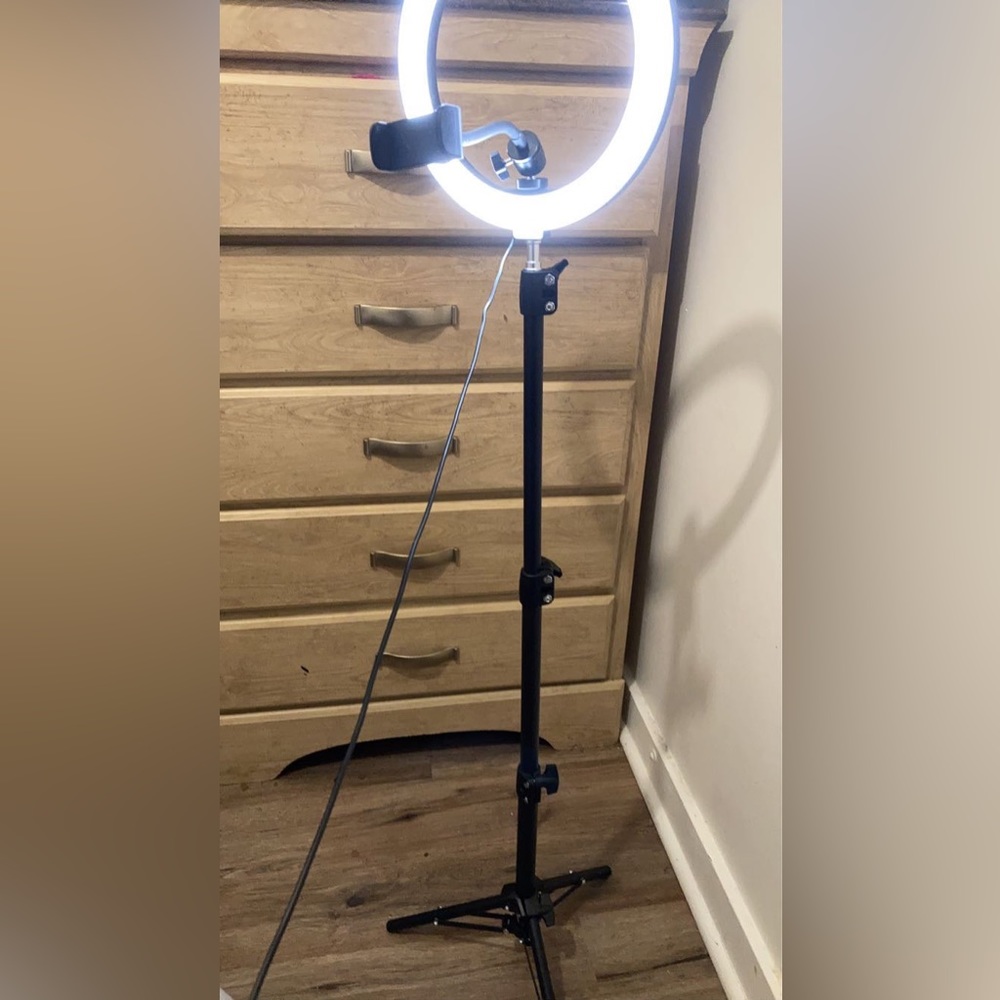 Ring light 3 colors w light adjustment and also height adjustment can rotate